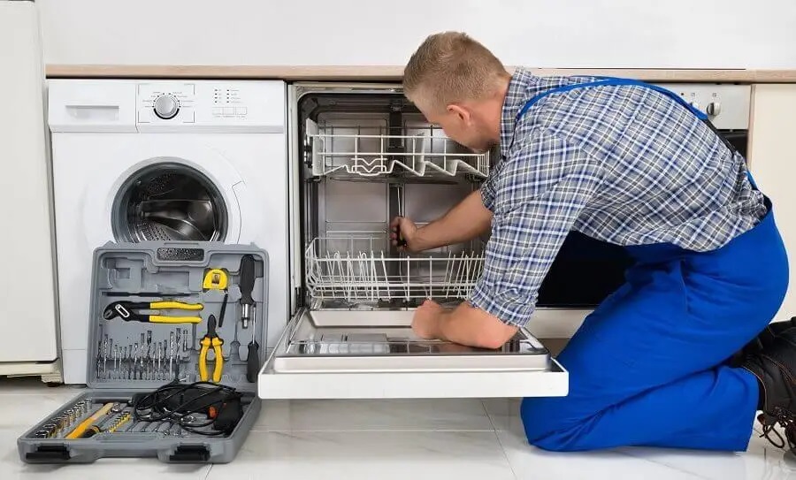 Bayındır Gaggenau servisi teknisyen ekibi beyaz eşya tamiri yaparken